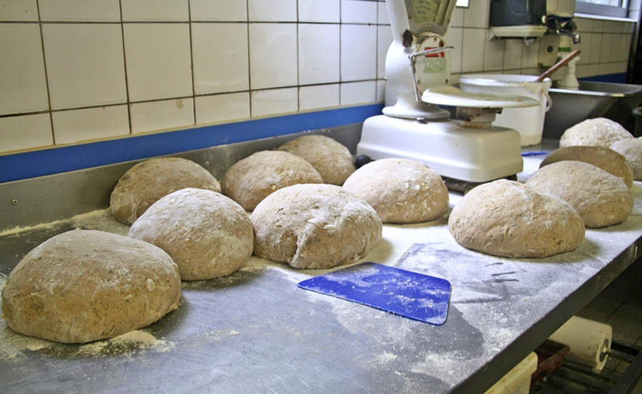 Kohlbrotbacken für Jedermann - die Brote warten; Kalle-Bäcker, Marne